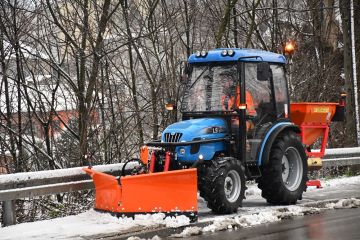 Nowy lekki ciągnik do utrzymania chodników i poboczy